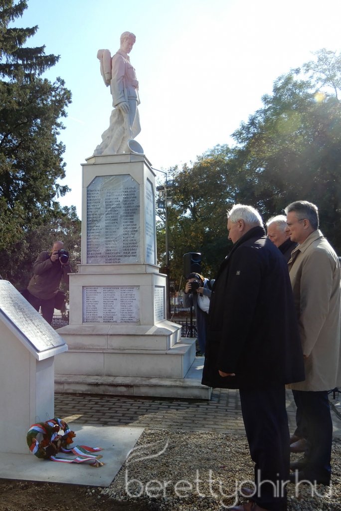 Emléktábla avatás 11